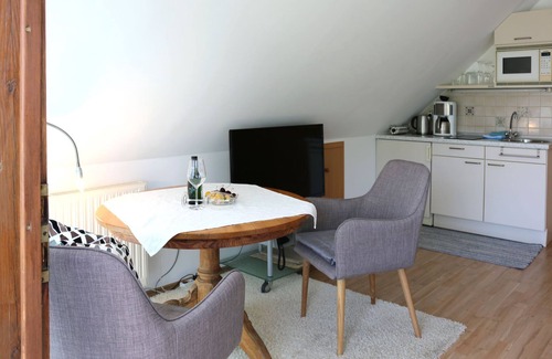 Sommerach Appartement | Appartement confortable avec un petit balcon romantique avec vue sur la tonnelle à vin
