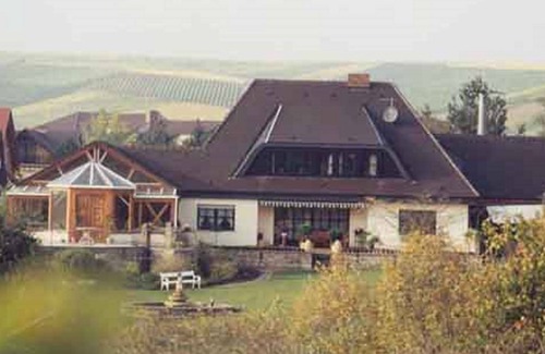 Sommerach Appartement | Appartement confortable avec un petit balcon romantique avec vue sur la tonnelle à vin
