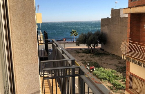 L'Ampolla Appartement | COSY APPARTEMENT AVEC BALCON AVEC VUE SUR LA MER, 50M DE LA PLAGE + WIFI
