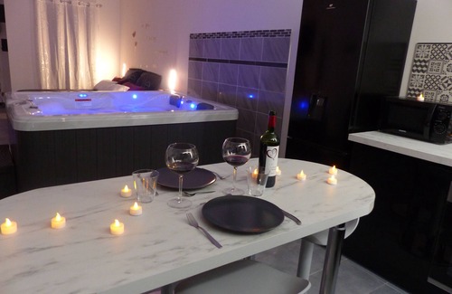Auterive Appartement | Appartement cosy avec Jacuzzi privatif pour une nuit romantique