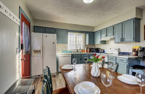 Council Bluffs Appartement | ♔ Cozy Apt A Stone's Throw away from Downtown ♔