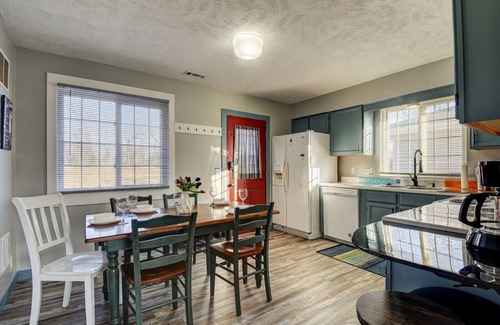 Council Bluffs Appartement | ♔ Cozy Apt A Stone's Throw away from Downtown ♔