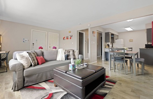 Aurora Appartement | Cozy apt Aurora/Sleeps 8/FREE Wifi/55"TV/Parking