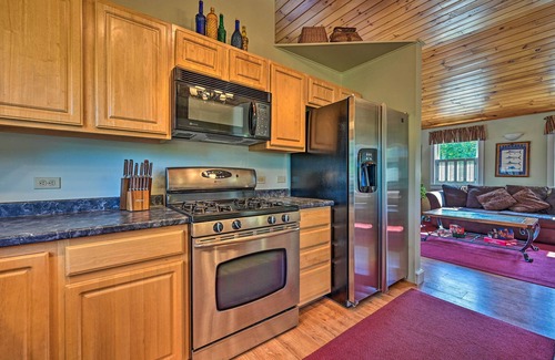 Moscow Appartement | Cozy Apt w/ Hot Tub & Deck, 10 Mi to Stowe Resort!