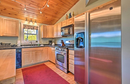 Moscow Appartement | Cozy Apt w/ Hot Tub & Deck, 10 Mi to Stowe Resort!