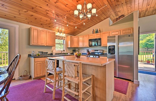 Moscow Appartement | Cozy Apt w/ Hot Tub & Deck, 10 Mi to Stowe Resort!