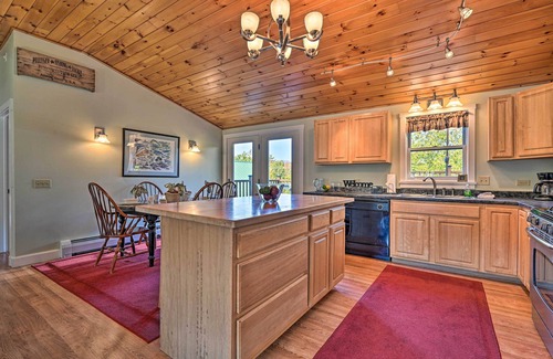 Moscow Appartement | Cozy Apt w/ Hot Tub & Deck, 10 Mi to Stowe Resort!