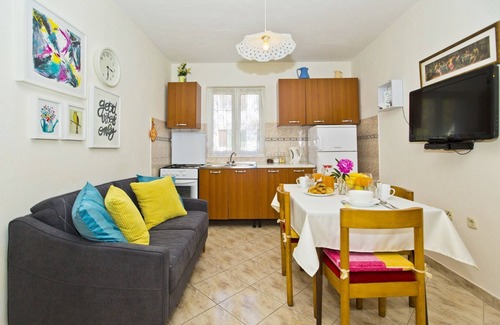 Hvar Appartement | Apt confortable avec un balcon avec vue sur la mer, quartier calme, proche du centre de Hvar + parking