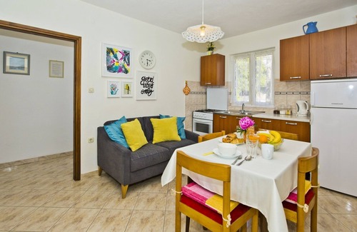 Hvar Appartement | Apt confortable avec un balcon avec vue sur la mer, quartier calme, proche du centre de Hvar + parking
