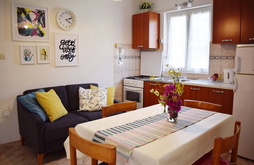 Hvar Appartement | Apt confortable avec un balcon avec vue sur la mer, quartier calme, proche du centre de Hvar + parking