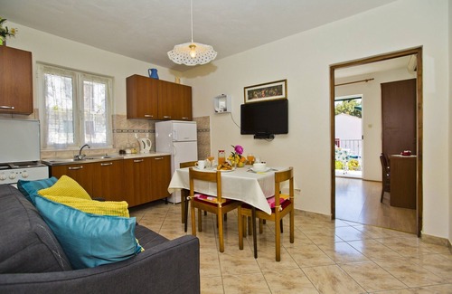 Hvar Appartement | Apt confortable avec un balcon avec vue sur la mer, quartier calme, proche du centre de Hvar + parking