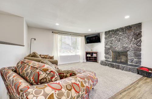 Tri-Cities Maison | Cozy Apt with Private Deck, 2 Mi to Toyota Center!