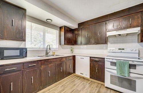 Tri-Cities Maison | Cozy Apt with Private Deck, 2 Mi to Toyota Center!