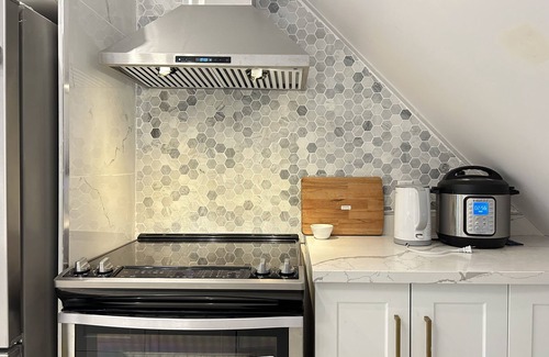 Grimsby Appartement | Cozy Attic Apartment in Grimsby