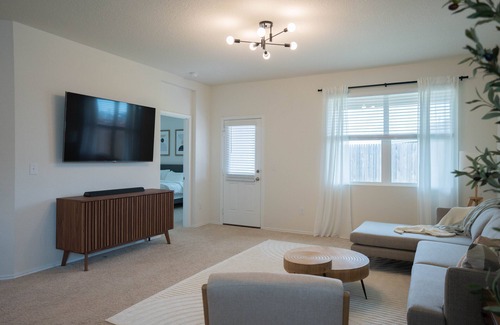Austin Maison | Cozy Austin Modern Home near Tesla