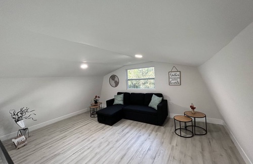 Orange City Maison | Cozy Barndominium 1Bdm/1Bth+loft