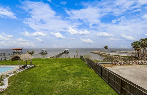 San Leon Maison | Cozy Bayfront Combo House w/Hot Tub + Private Pier