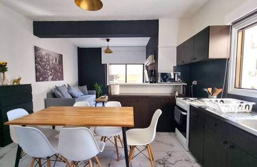 Larnaca Appartement | Cozy Beach Apt / 100 MBit+ Netflix / Near Airport