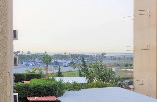 Larnaca Appartement | Cozy Beach Apt / 100 MBit+ Netflix / Near Airport
