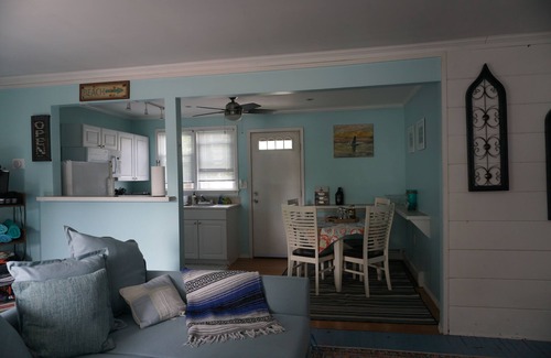 Wall Cottage | Cozy Beach Cottage à l'arrière de la propriété. Juste 4 blocs de la plage!