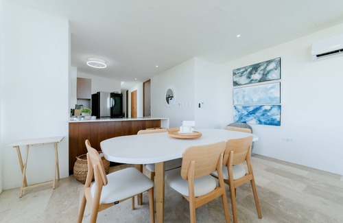 Miramar Appartement | Cozy beachfront apartment with ocean views, pool and balcony