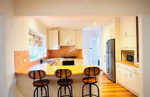 Brighton East Maison | Cozy Beachside Home | 5BR +Pool +Rumpus +King beds + PingPong