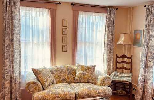 Plaistow Maison | Cozy Bedroom in English Cottage Home with priv office/living space in Plaistow!