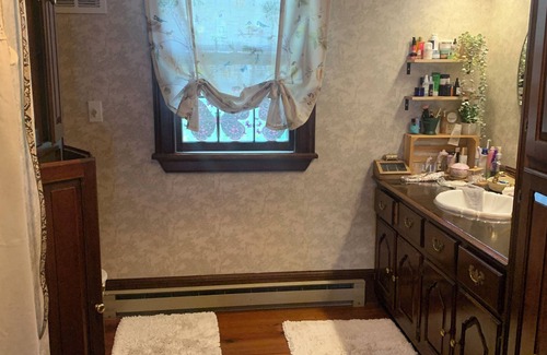 Plaistow Maison | Cozy Bedroom in English Cottage Home with priv office/living space in Plaistow!