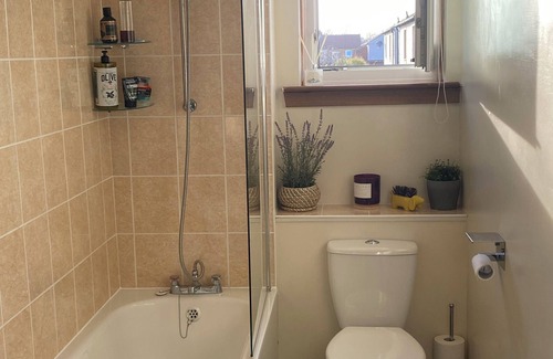 Colinton Appartement | Cozy bedroom in shared accommodation with parking