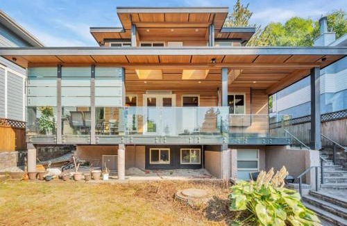 Hollyburn Maison | Cozy Bedroom Near Beach, Stanley Park, Cypress Mountain, Downtown Vancouver