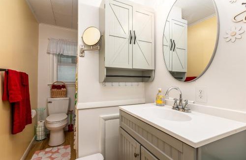 Mount Vernon Maison | Cozy Bee Hive- Cheerful Stay Near Town