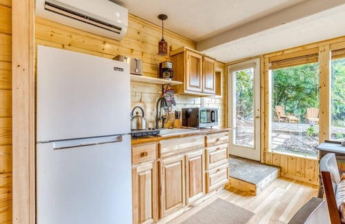Stevenson Appartement | Cozy Blueberry Cottage Studio Stevenson, king bed, kitchenette, pet friendly!