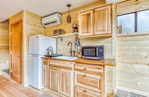 Stevenson Appartement | Cozy Blueberry Cottage Studio Stevenson, king bed, kitchenette, pet friendly!