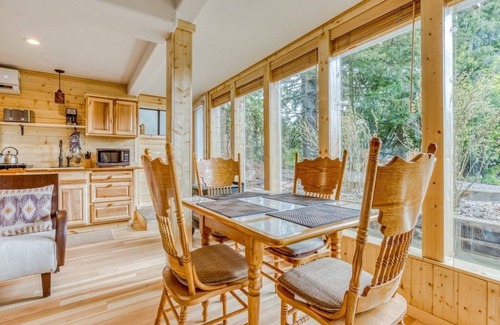 Stevenson Appartement | Cozy Blueberry Cottage Studio Stevenson, king bed, kitchenette, pet friendly!