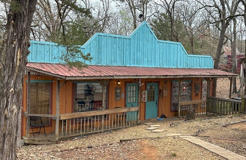 Canton Cottage | Cozy Bluebonnet cottage in fabulous Canton with WiFi, AC
