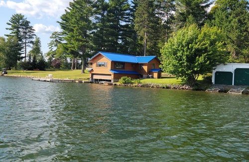 Arbor Vitae Cabine | Cozy boat house on the lake! Private dock and beautiful water views!