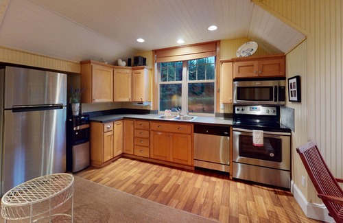 Lakeside Cabine | Cozy Boathouse On The Lake W/ Spacious Dock. Boat access only