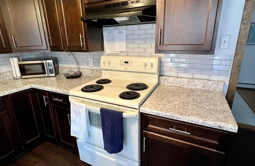 Sassamansville Appartement | Cozy boho charm! Close to town with ALOT to do!