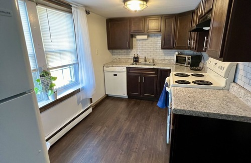 Sassamansville Appartement | Cozy boho charm! Close to town with ALOT to do!