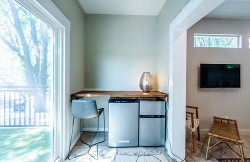 Brentwood Maison | Cozy Boho Guesthouse + Rooftop Deck in the Trees