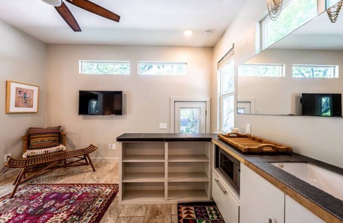 Brentwood Maison | Cozy Boho Guesthouse + Rooftop Deck in the Trees
