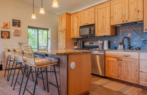 Dillon Copropriété | Cozy Boho Retreat w/ Views of Mountain + Lake