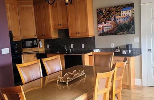 Astoria Hôtel | Cozy Boutique Room w/ Heated Bathroom Floor in Historic Downtown