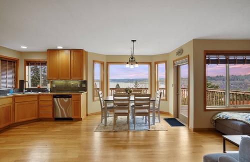 Navy Yard City Maison | Cozy Bremerton Home with Water Views