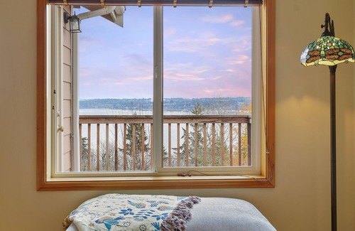 Navy Yard City Maison | Cozy Bremerton Home with Water Views