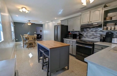 St. Petersburg - Clearwater Maison | Cozy Bright Home in St. Pete, Florida, Pet Friendly! Home away from home!