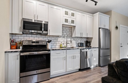 East Liberty Appartement | Cozy & Bright King Bed Suite w/Free Parking!
