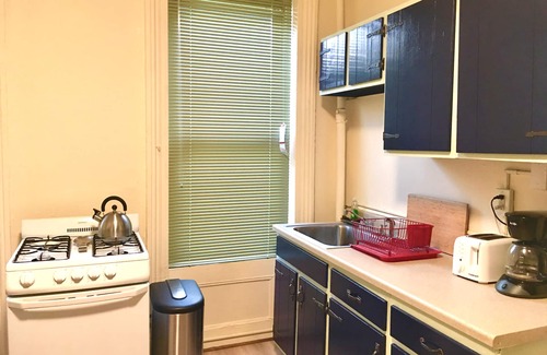 McGinley Square Appartement | Renovated apt with lots of light bonus den close to path