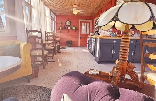 Eureka Springs Historic District Lit Et Petit-Déjeuner | Cozy, Budget-Friendly Eurekan Room in Historical B&B for Solo Travel-The Peddler