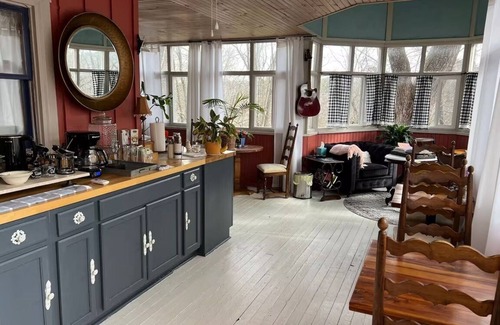 Eureka Springs Historic District Lit Et Petit-Déjeuner | Cozy, Budget-Friendly Eurekan Room in Historical B&B for Solo Travel-The Peddler